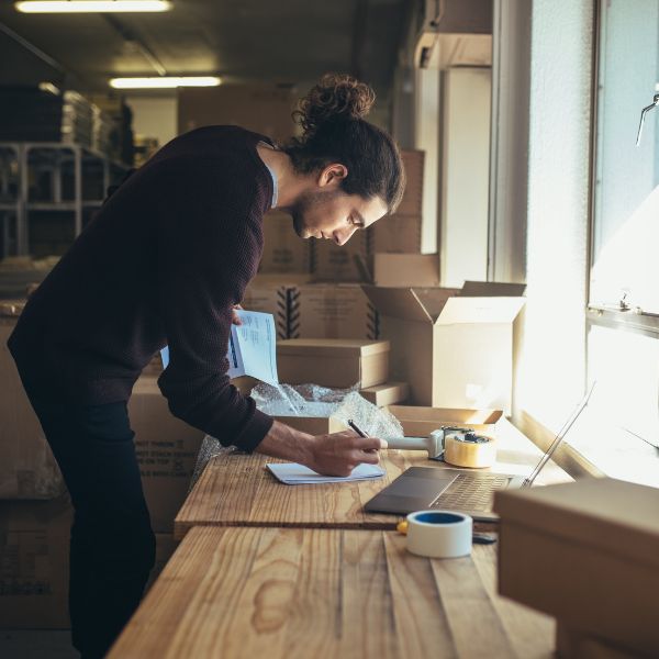 Mehr über den Artikel erfahren Mehr Übersicht, weniger Perfektion – Ordnung schaffen im echten Leben